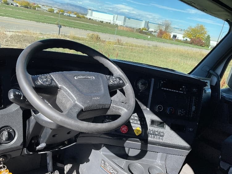 2023 Freightliner Cascadia — photo 10