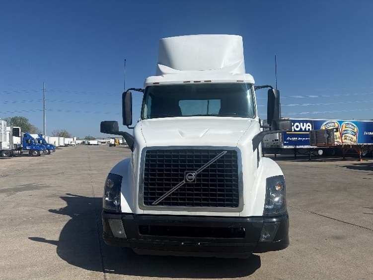 2018 Volvo VNL 300 — photo 2