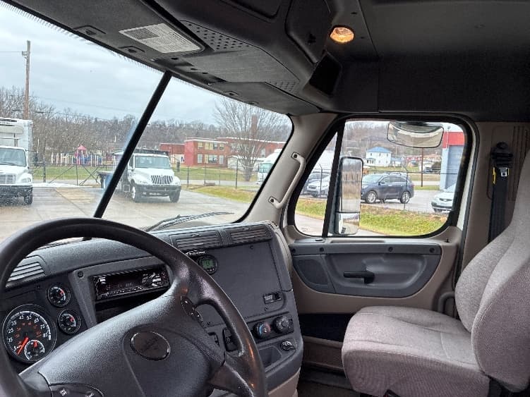 2018 Freightliner Cascadia — photo 10