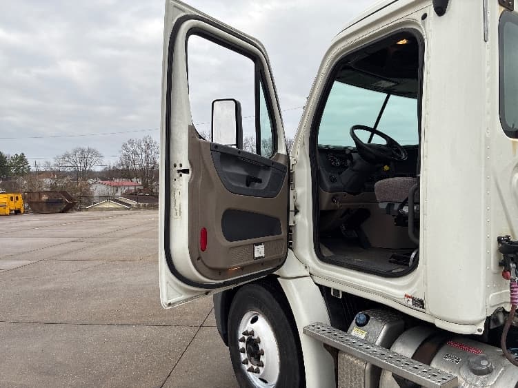 2018 Freightliner Cascadia — photo 9