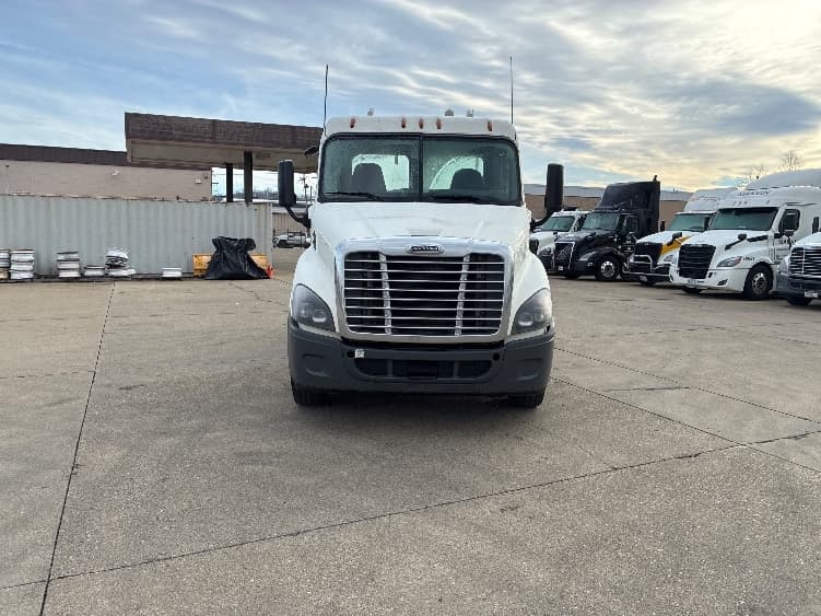 2018 Freightliner Cascadia — photo 2