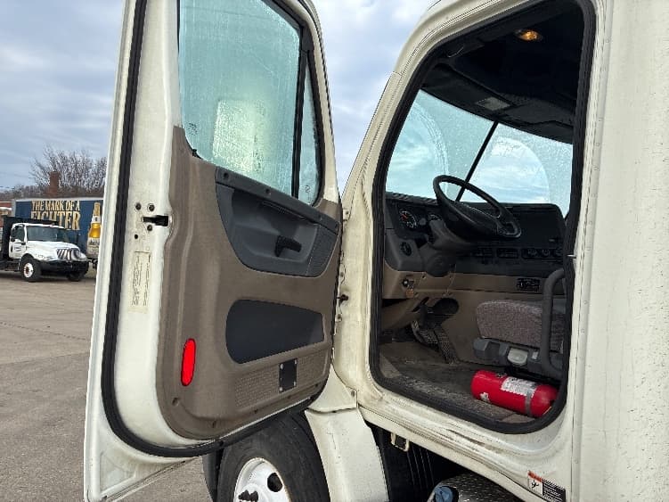 2018 Freightliner Cascadia — photo 9