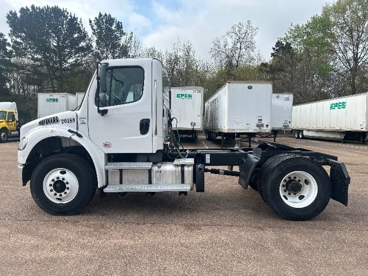 2020 Freightliner M2 106 — photo 4