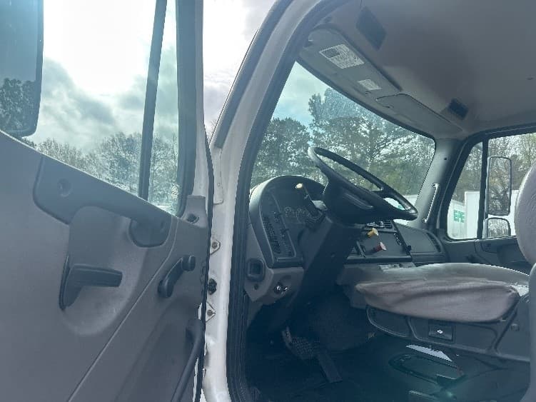 2020 Freightliner M2 106 — photo 9