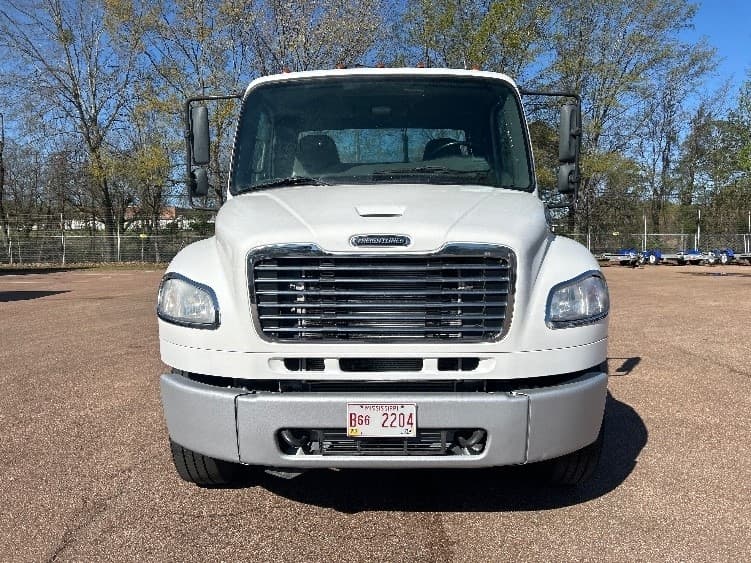 2020 Freightliner M2 106 — photo 2
