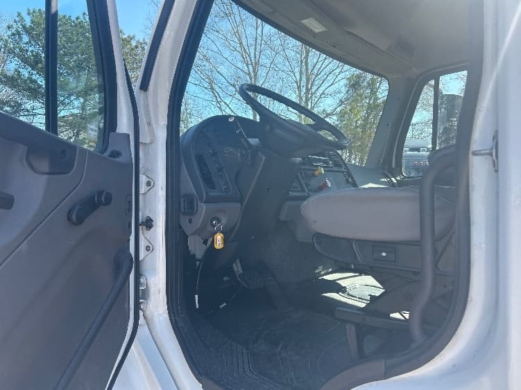 2020 Freightliner M2 106 — photo 9