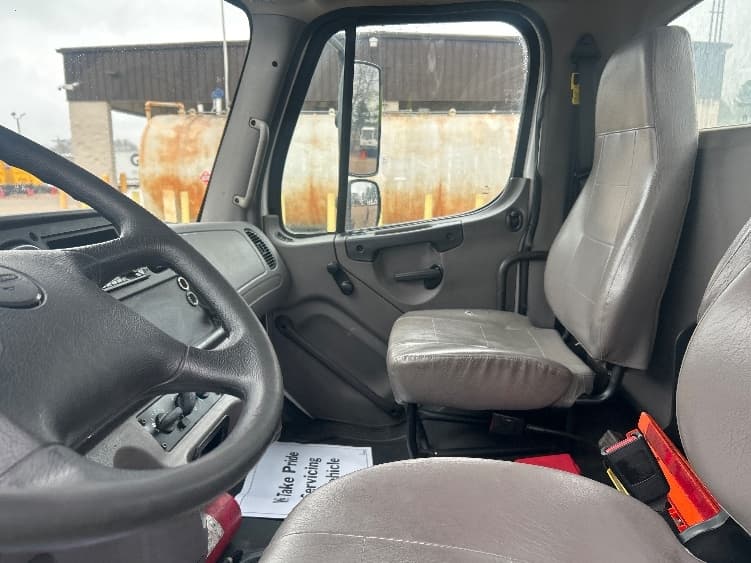 2020 Freightliner M2 106 — photo 10