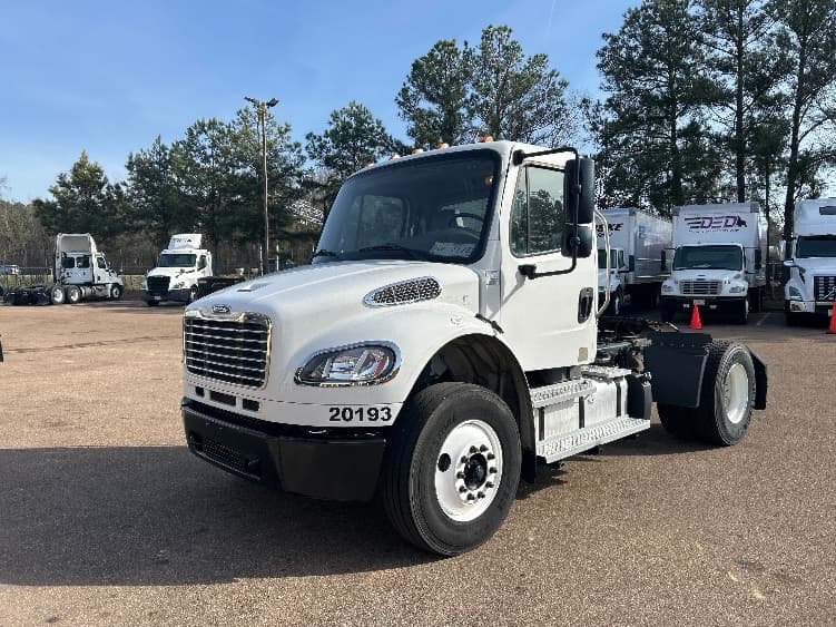 2020 Freightliner M2 106 — photo 3