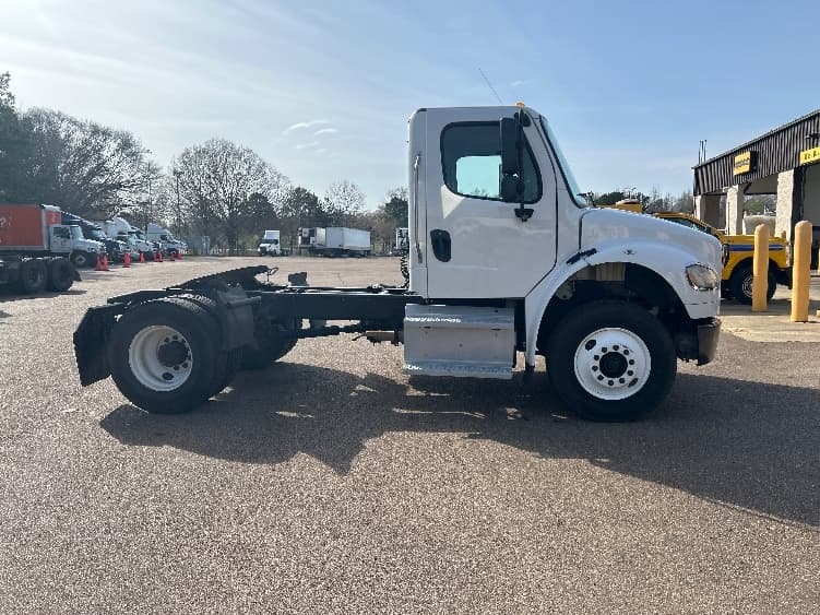 2020 Freightliner M2 106 — photo 8