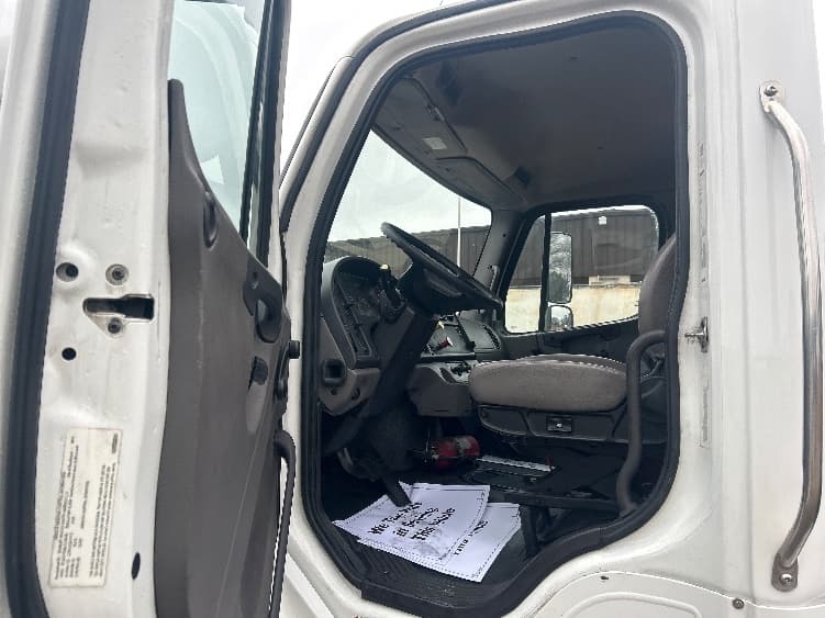 2020 Freightliner M2 106 — photo 9