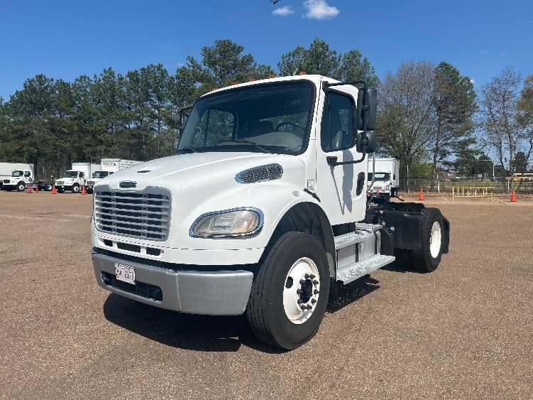 2020 Freightliner M2 106 — photo 3