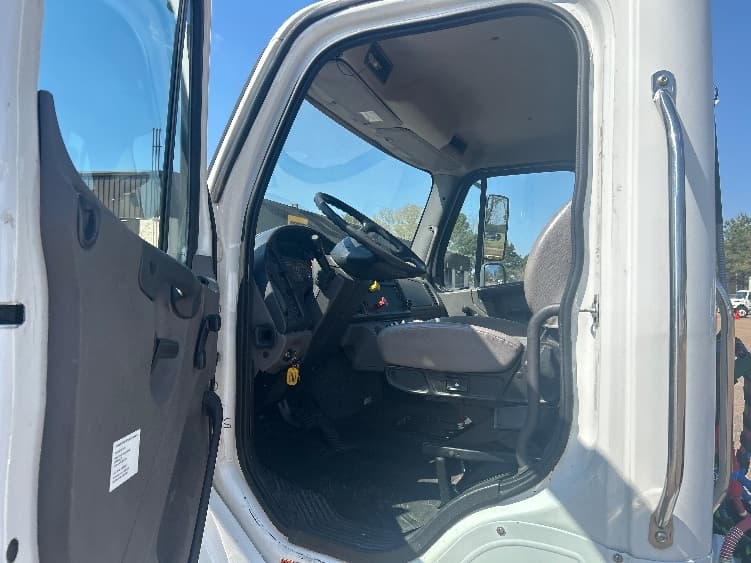 2020 Freightliner M2 106 — photo 9