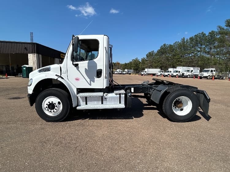 2020 Freightliner M2 106 — photo 4