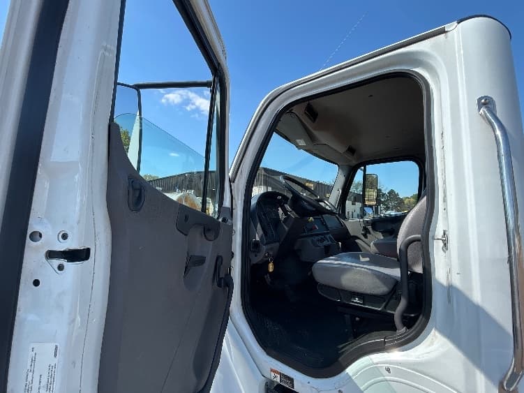 2020 Freightliner M2 106 — photo 9