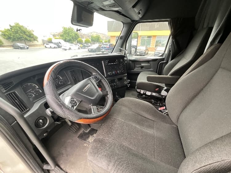 2023 Freightliner Cascadia — photo 10