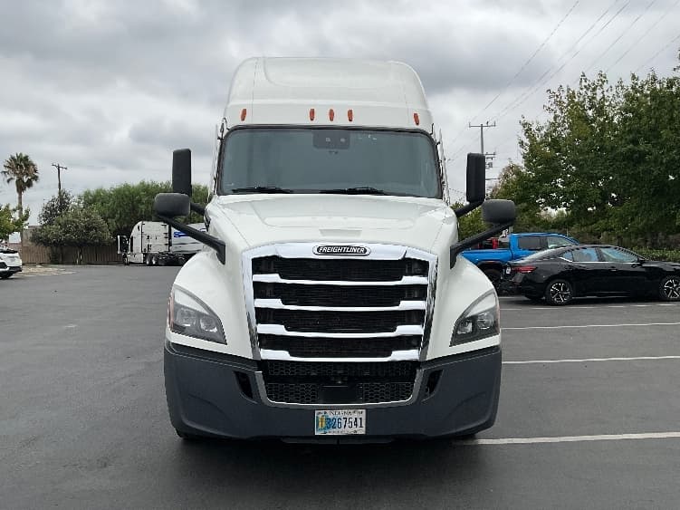 2023 Freightliner Cascadia — photo 2