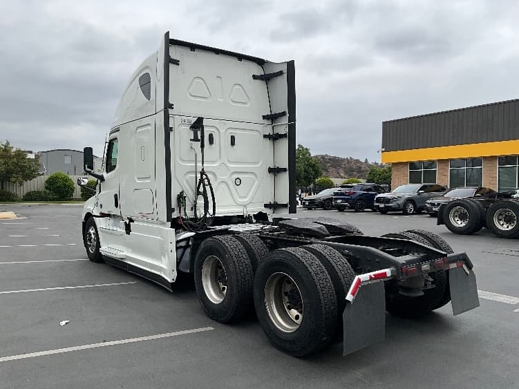 2023 Freightliner Cascadia — photo 5