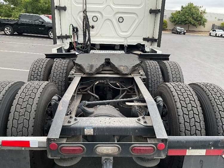 2023 Freightliner Cascadia — photo 6