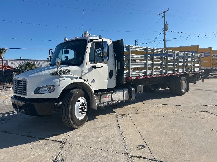2018 Freightliner M2 106 — photo 3