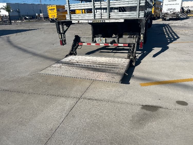 2018 Freightliner M2 106 — photo 9