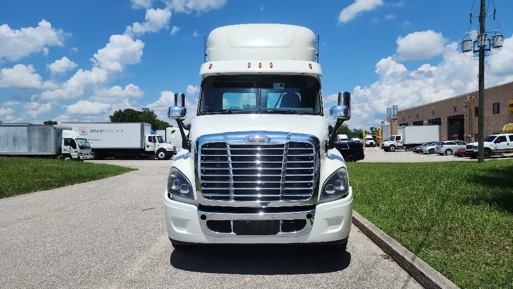 2018 Freightliner Cascadia — photo 2