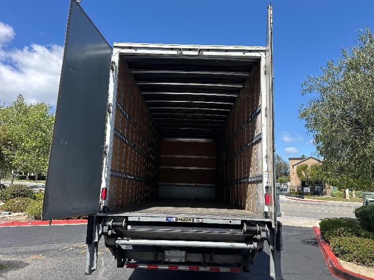 2018 Hino 268 — photo 8