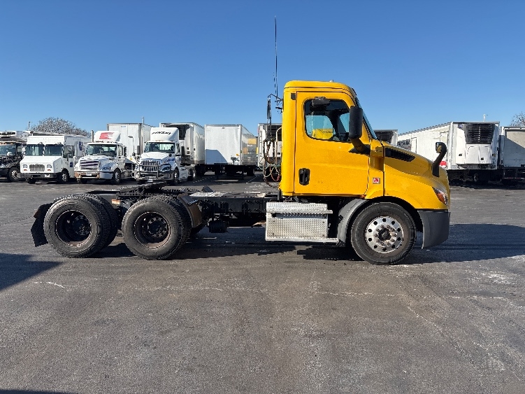 2019 Freightliner Cascadia — photo 8