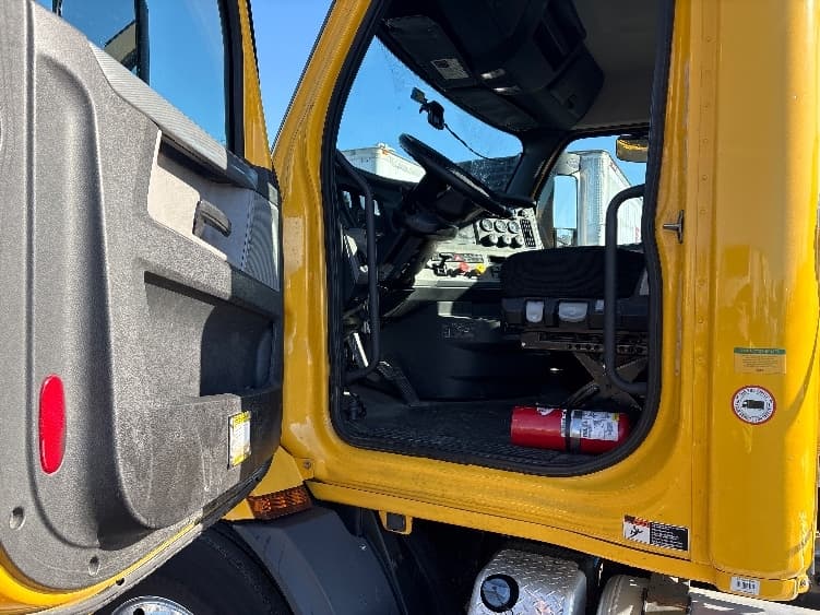 2019 Freightliner Cascadia — photo 9