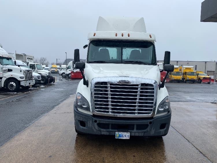 2018 Freightliner Cascadia — photo 2