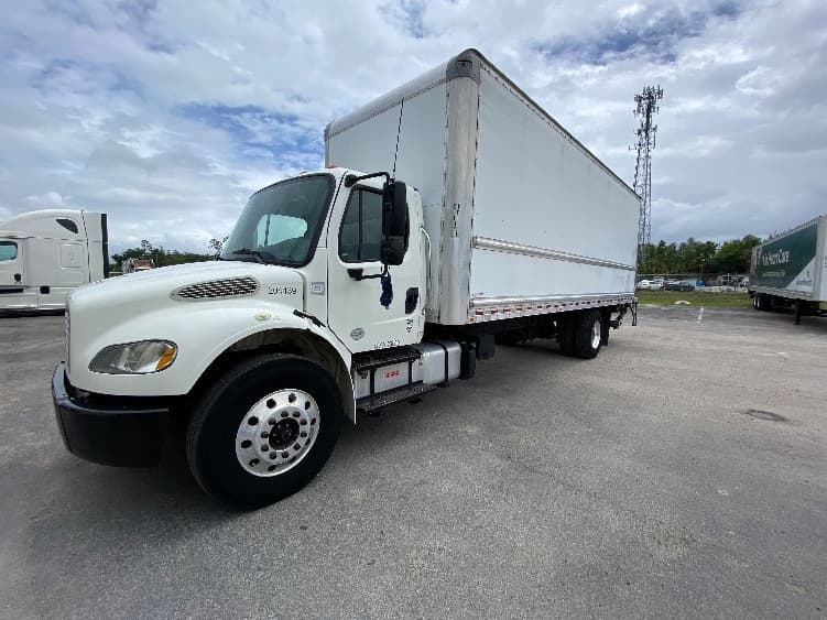 2018 Freightliner M2 106 — photo 3