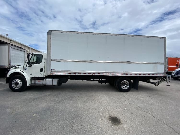 2018 Freightliner M2 106 — photo 4