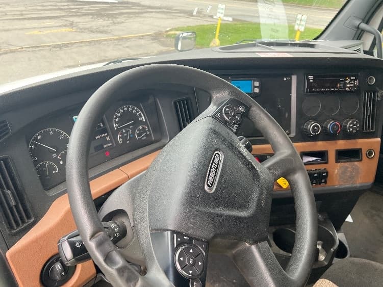 2020 Freightliner Cascadia — photo 10