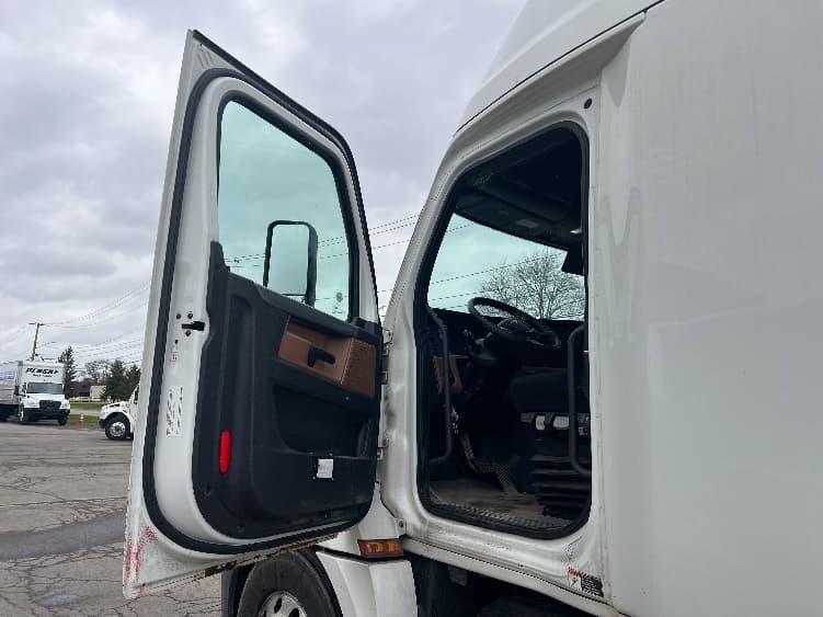 2020 Freightliner Cascadia — photo 9