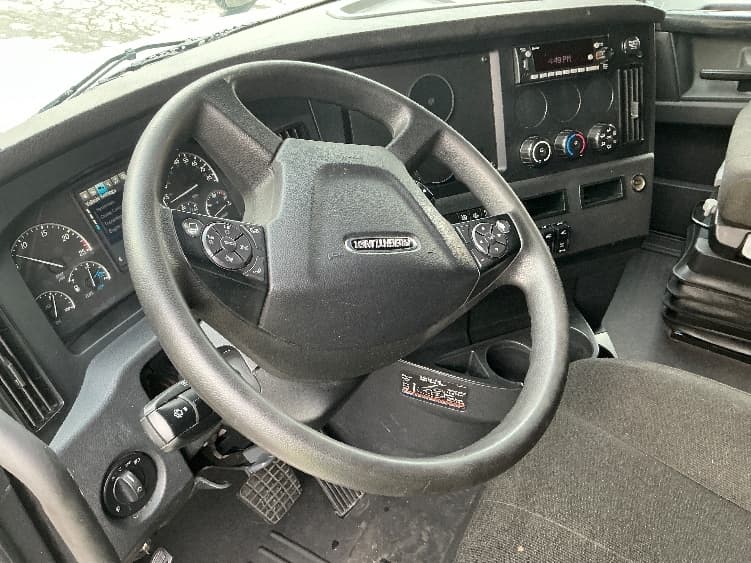 2023 Freightliner Cascadia — photo 10