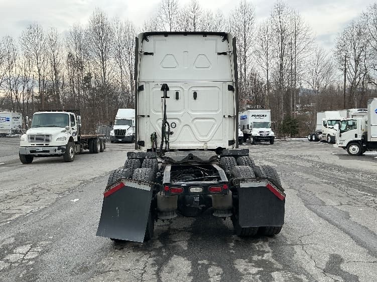 2023 Freightliner Cascadia — photo 6