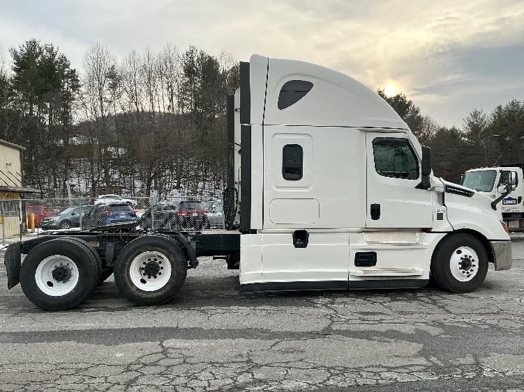 2023 Freightliner Cascadia — photo 8