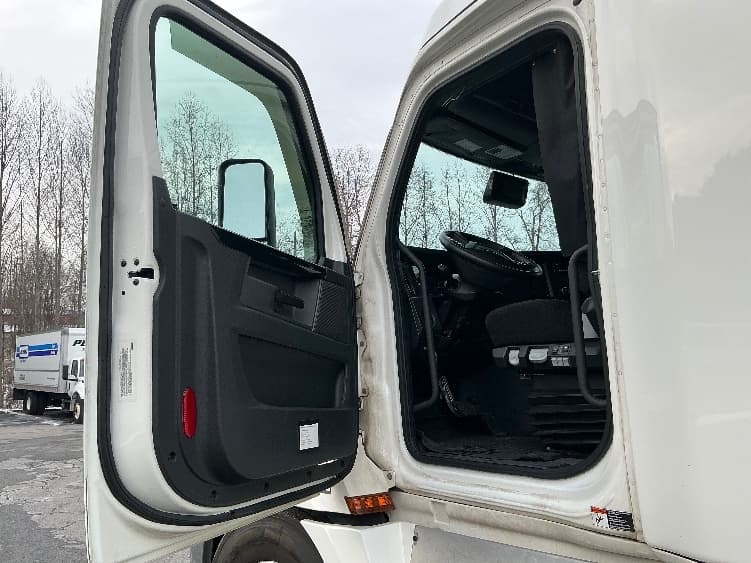 2023 Freightliner Cascadia — photo 9