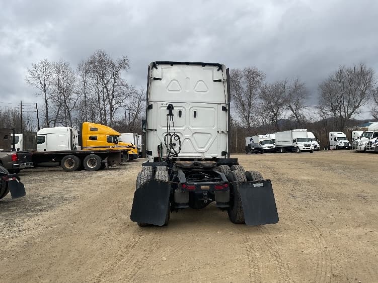 2023 Freightliner Cascadia — photo 6