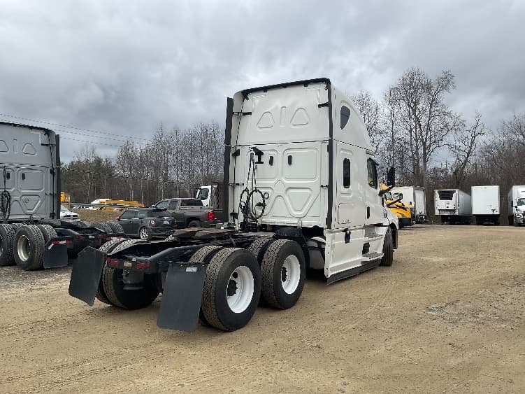 2023 Freightliner Cascadia — photo 7