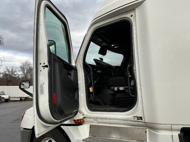 2023 Freightliner Cascadia — photo 9