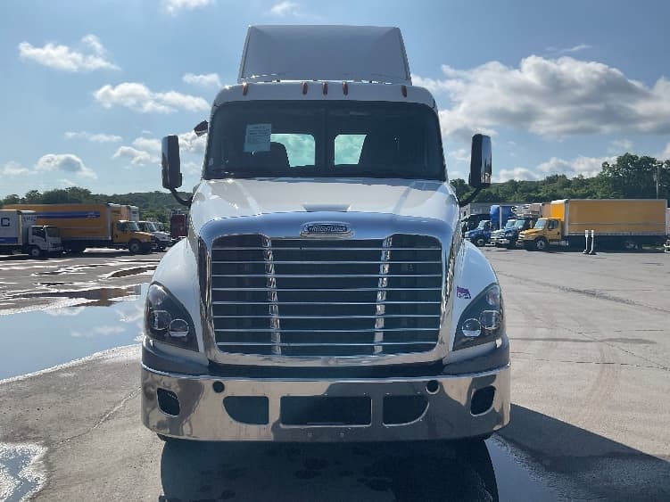 2018 Freightliner Cascadia — photo 2