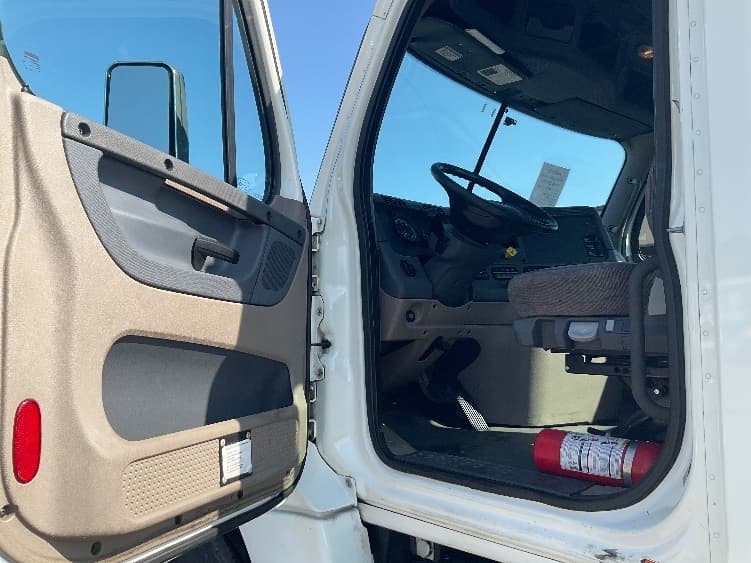 2018 Freightliner Cascadia — photo 9