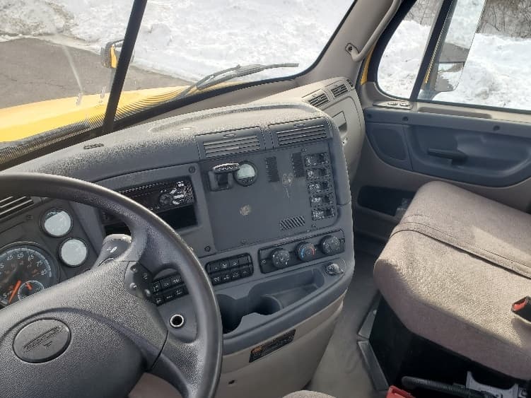 2019 Freightliner Cascadia — photo 10