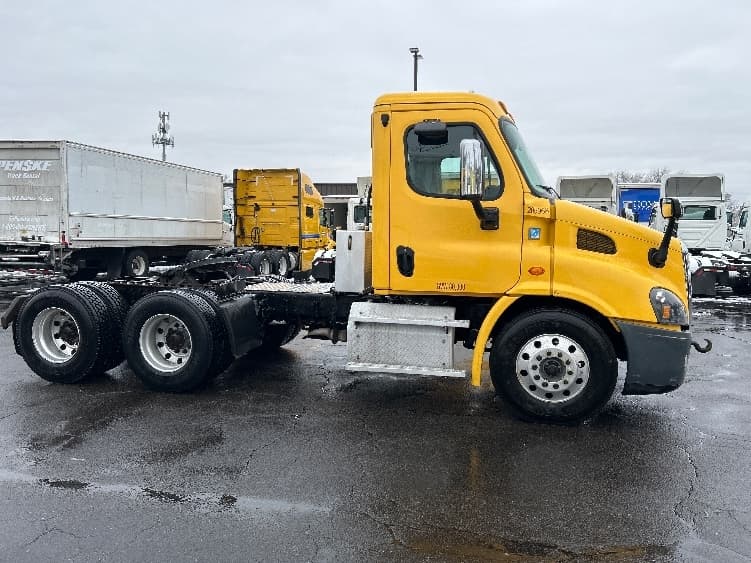 2019 Freightliner Cascadia — photo 8