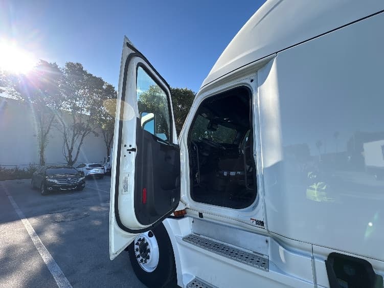 2024 Freightliner Cascadia — photo 9