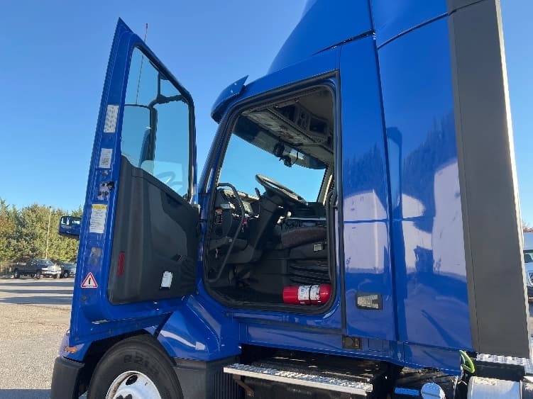 2019 Volvo VNL 300 — photo 9