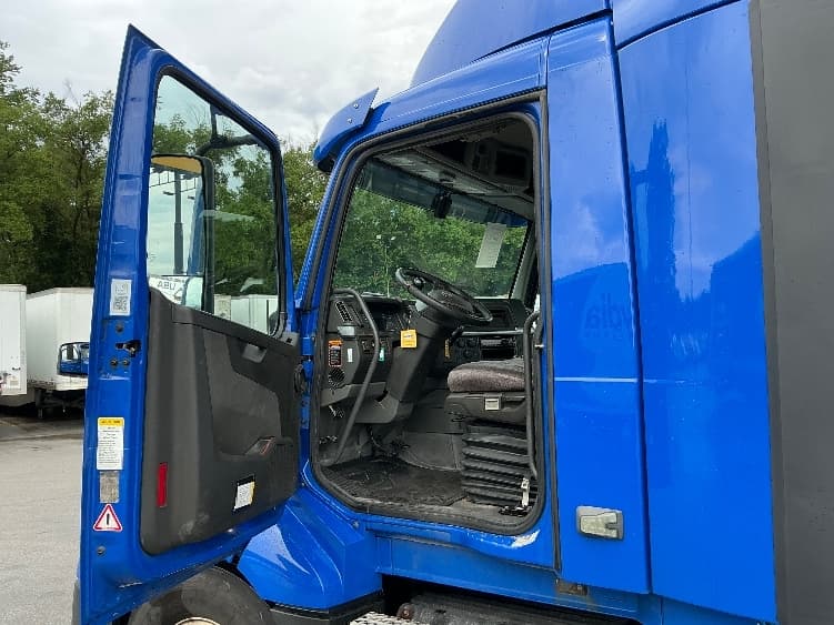 2019 Volvo VNL 300 — photo 9