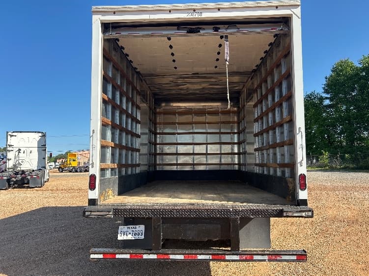 2023 Isuzu — photo 8