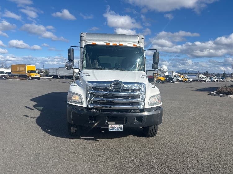 2019 Hino 338 — photo 2