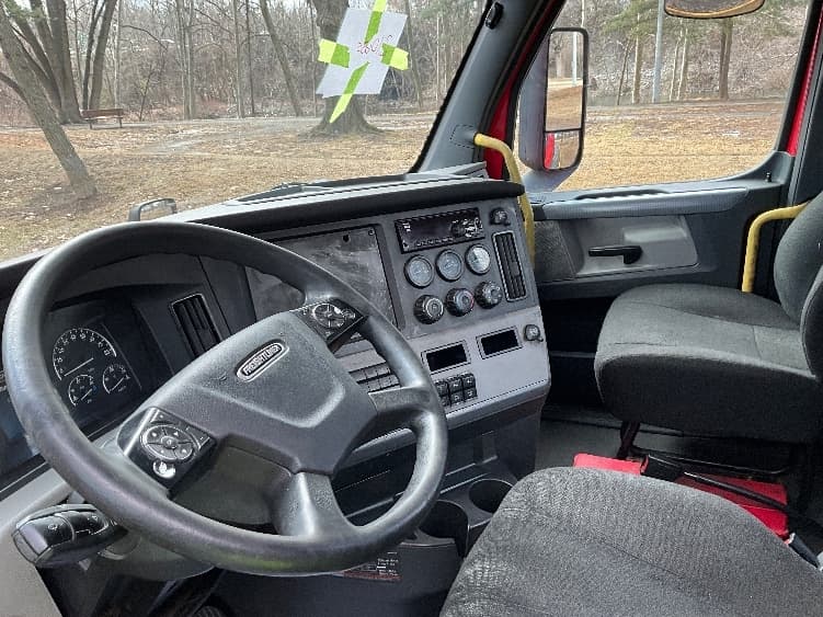 2019 Freightliner Cascadia — photo 10
